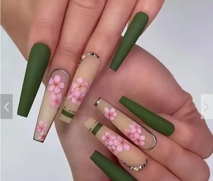 Blossoms Fielded Green Nails